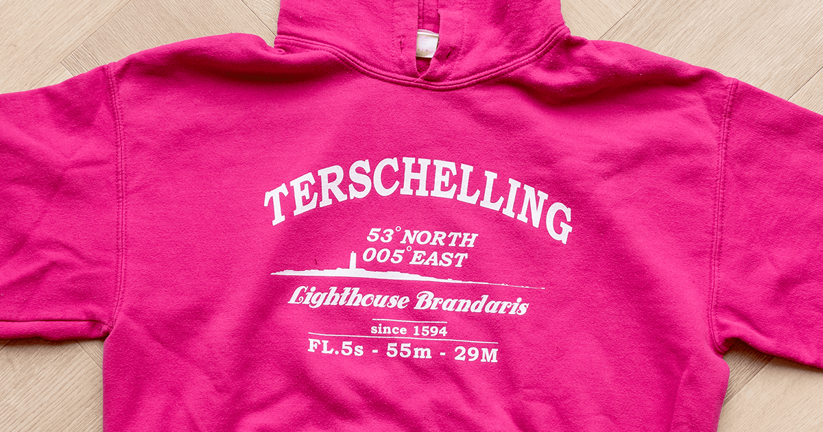 Een sweater met de tekst 'Terschelling' erop.