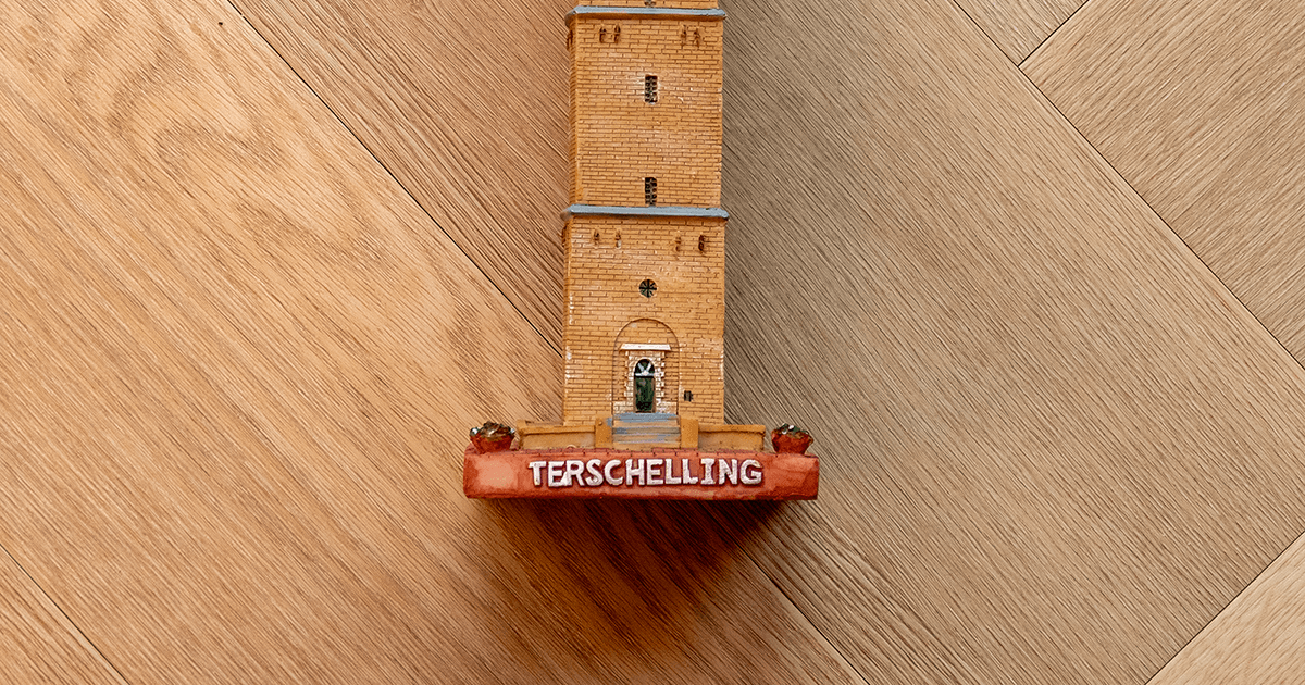 Een standbeeld van de Brandaris op Terschelling